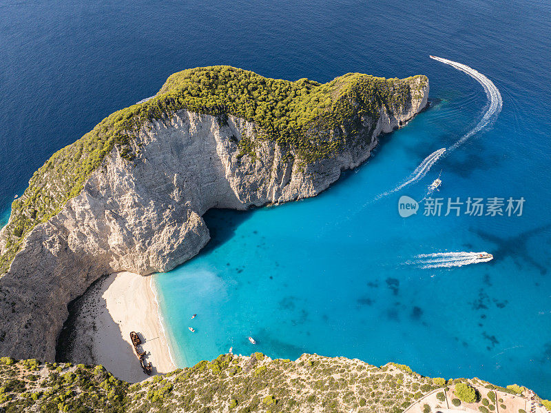 希腊扎金索斯岛纳瓦吉奥海滩的空中无人机视图。沉船海滩或Agios Georgios。是希腊爱奥尼亚群岛的一个裸露的小海湾。希腊扎金索斯岛海滩上的沉船。